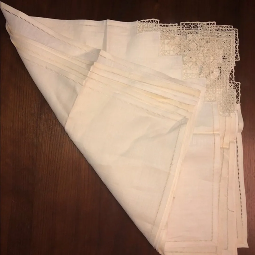 NEW set of 7 unused vintage linen lace trimmed napkins